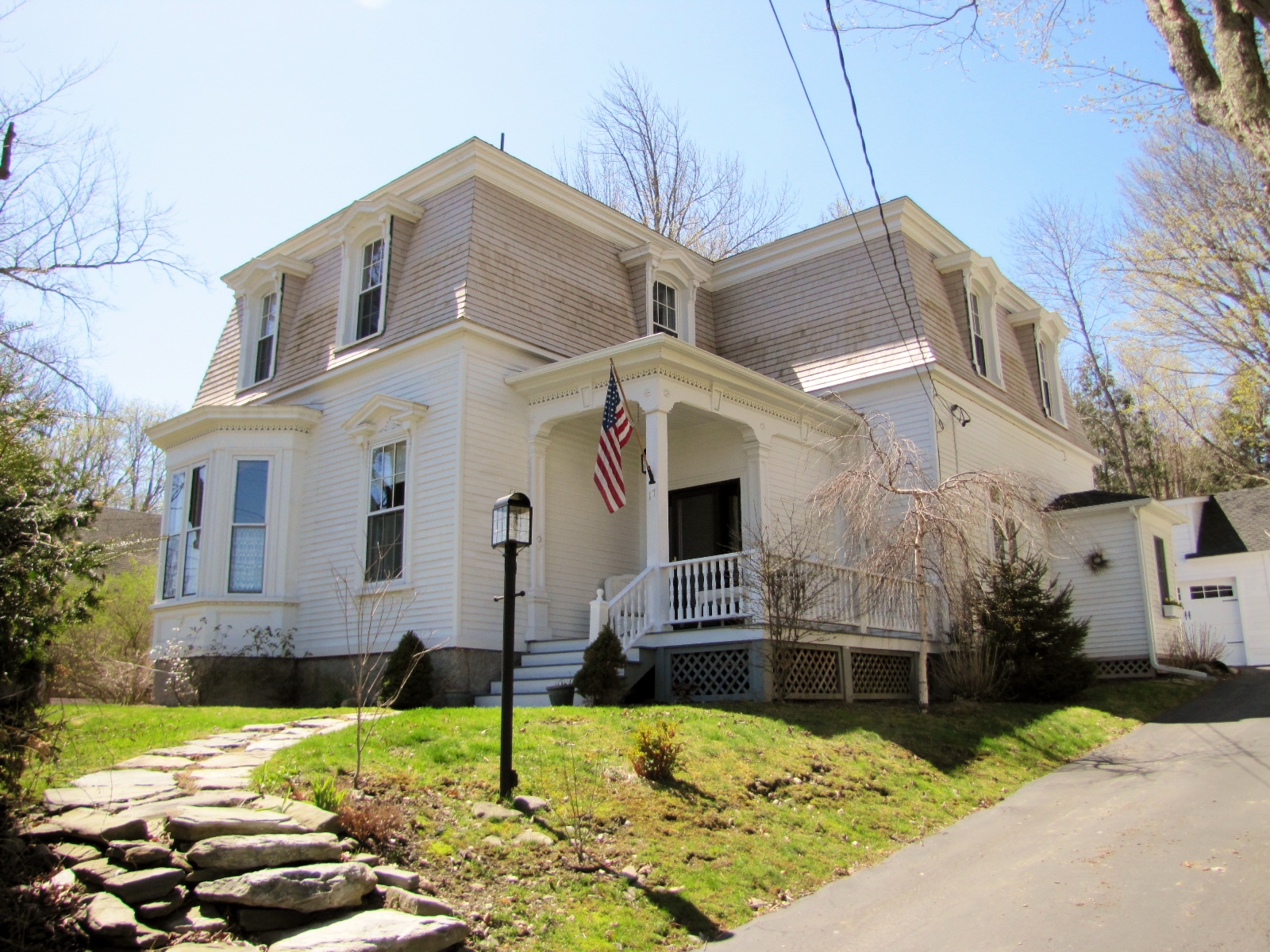 Real Estate Listing - 4 bedrooms, 2 full baths, chef's kitchen, butler's pantry, 
		2 fireplaces - 13 Cedar St., Belfast, Maine