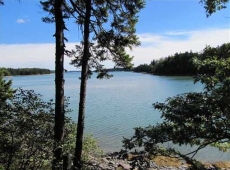 Oceanfront Log Home on quiet cove in DeerIsle Maine on the Ocean